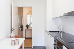 Modern appt opposite theatre, 7 min walk to Messe