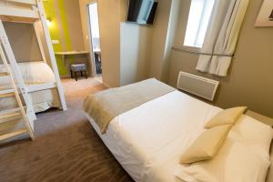 Hotels Cit'Hotel Les Alizes : Chambre Quadruple avec Douche