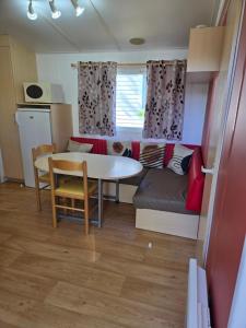 Campings Iscles 231- MH Au calme pres du lac : photos des chambres