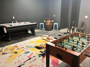 2 Chic Townhomes Near Geodis Sleeps 22