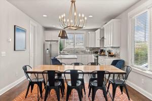 2 Chic Townhomes Near Geodis Sleeps 22