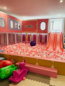 supreme living apartments with amazing city views ,swimming pool, fully equipped gym, ample parking space, children playground and proximity to major shopping malls in kilimani