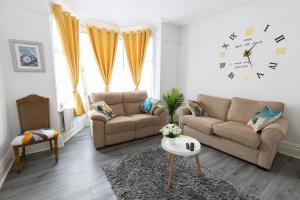 Luxurious 5 bedrooms apartment and a living room in 7 Sydenham Road, Oxbridge, Stockton, Stockton-on-Tees, TS18 4DG