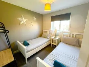 Spacious & Stylish 5BR Townhouse - Free Parking - Manor