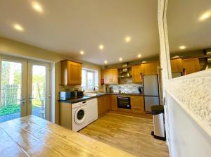 Spacious & Stylish 5BR Townhouse - Free Parking