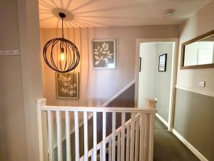 Spacious & Stylish 5BR Townhouse - Free Parking