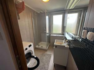 Spacious 3city Apartment with Two Bedrooms and Desk by Noclegi Renters