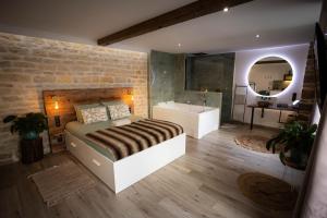 Appartements Les Jardins Secrets - Gare & Centre by Apparts Spa Dijon : Suite Deluxe avec Baignoire Spa