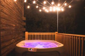 Cozy Secluded Cabin Firepit Hot Tub