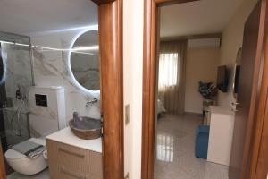 Thea Dora 10b luxe stay