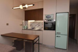 Thea Dora 10b luxe stay