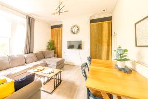 Centralised Osborne House with Free Parking by Prescott Apartments