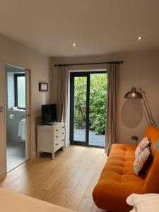 Studio Acorn private parking and garden