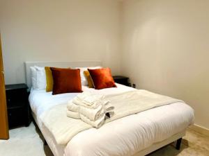 Stylish 2BR Flat City Views Fast WiFi and Parking