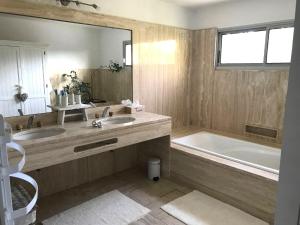 Maisons de vacances Jardin d’Uzes - Climatisee avec piscine : photos des chambres