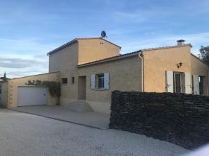 Maisons de vacances Jardin d’Uzes - Climatisee avec piscine : Maison 3 Chambres