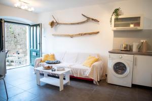 Picturesque Stonehouse in a Knockout Location