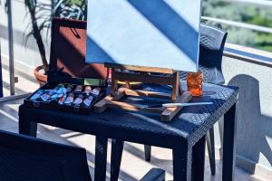 1 Bed Penthouse Sleeps 6 - Outdoor Pool - Garden