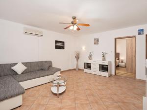 Apartment Mia-1 by Interhome