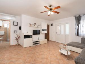 Apartment Mia-1 by Interhome