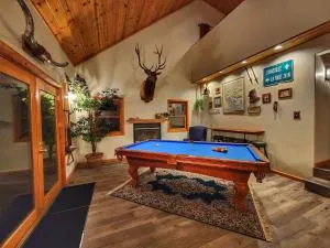 GroupReady, HotTub, PoolTable, FullKitchen & Pups - Portola