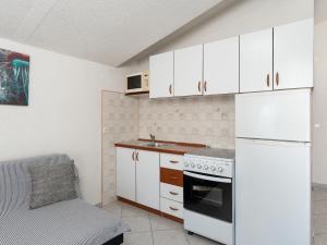Apartment Mia-3 by Interhome