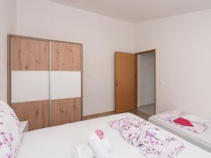 Apartment Mia-3 by Interhome