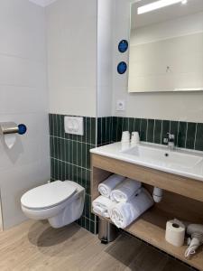Hotels Hotel du Commerce-restaurant au Couteau : photos des chambres