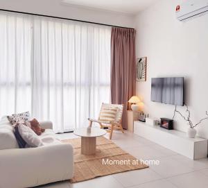 Georgetown Seaview & Cityview Childroom Infinity pool with Carpark