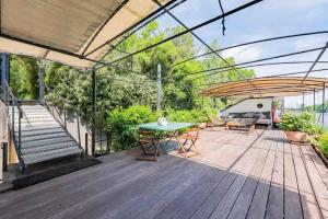 250 m2 house on water