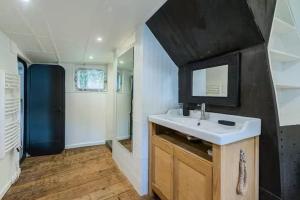 250 m2 house on water