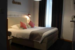 Comfort Double Room Street view room in Hotel Restaurant Au Cheval Blanc