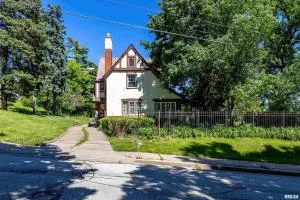 Secluded Historic Tudor with Fun Game Room Near Downtown - Bettendorf