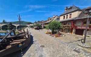 Maisons de vacances Castle like retreat next to the Dordogne River : Maison 5 Chambres