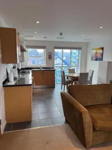 Modern, sleeps 6, rural market town, Llani - 赖厄德