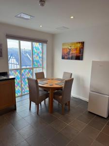 Modern, sleeps 6, rural market town, Llani