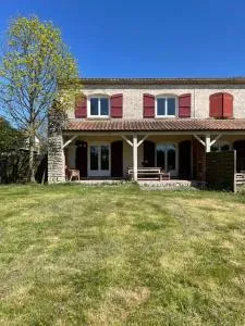 Maison de caractère avec jardin - Gondeville