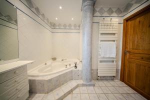Villas Beautiful 300 m2 Villa, Big Pool, 3000m2 garden : photos des chambres