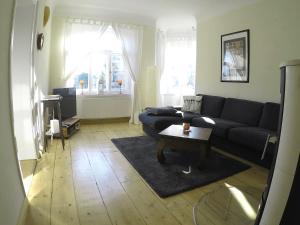 Stadtvilla Oscar 1 OG - Stilvoll sanierte Altbauwohnung in denkmalgeschützter Stadtvilla nahe Elbradweg