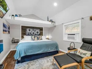 Romantic King-Bed Couples Cabin Lake Lure - Mill Spring