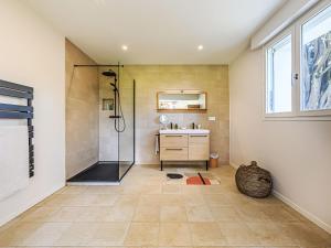 Maisons de vacances Holiday Home La Tour Bourgerel avec piscine by Interhome : photos des chambres