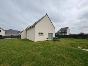 Maisons de vacances Les Voiles, maison bien equipee 10 p 2 sdb, 2 WC, spacieuse lumineuse avec jardin clos, garage, terrasse, parking privatif, a 950 m de la plage d-Asnelles et tous commerces, pres de Bayeux et Arromanches : photos des chambres