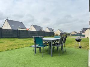 Maisons de vacances Les Voiles, maison bien equipee 10 p 2 sdb, 2 WC, spacieuse lumineuse avec jardin clos, garage, terrasse, parking privatif, a 950 m de la plage d-Asnelles et tous commerces, pres de Bayeux et Arromanches : photos des chambres