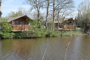 Luxe glamping tenten aan het water