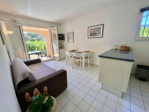 Appartement avec terrasse et piscine, 2 pièces, 4 couchages, à Cavalaire-sur-Mer - FR-1-226B-206