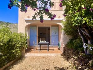 Appartement avec terrasse et piscine, 2 pièces, 4 couchages, à Cavalaire-sur-Mer - FR-1-226B-206