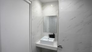 Modern Luxury Apartment Style & Serenity