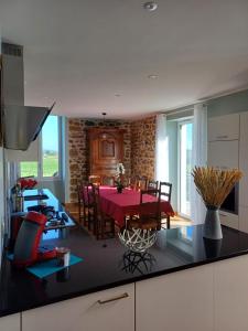 Maison avec piscine, boulodrome dans les Pyrénées