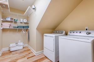 Pet Friendly - Cozy Nut Shell