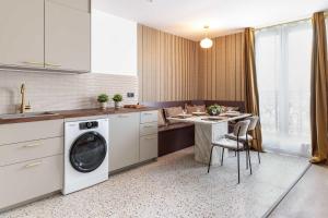 New- 8 pers devant le parc de la villette